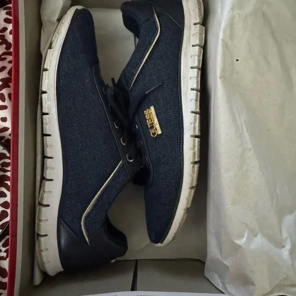 GUESS Red Box - Picture 2 of 4